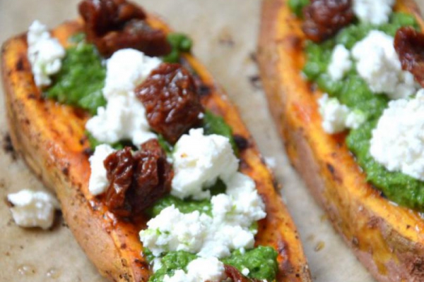 Bataty pieczone z serem feta i pesto z rukoli