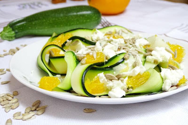 Tagliatelle z cukinii z pomarańczą i fetą