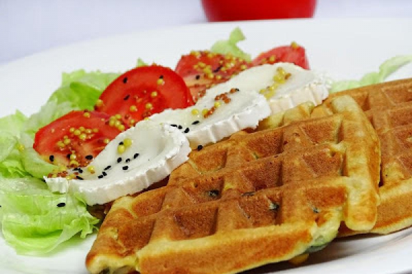 Gofry z warzywami i kozim serem