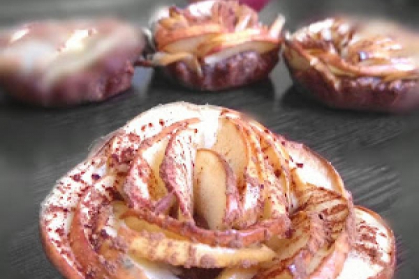 Różyczki na spodzie daktylowo-orzechowym