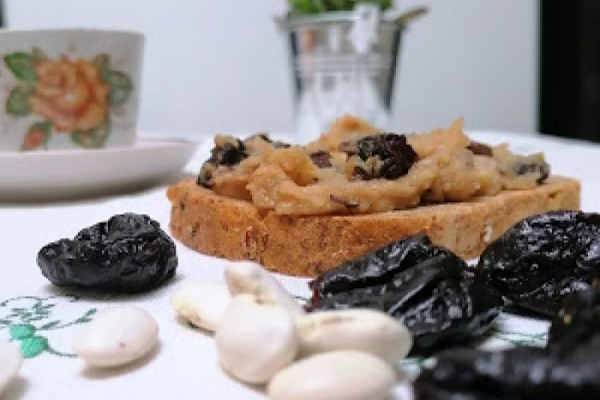 Pasta z fasoli i wędzonych śliwek