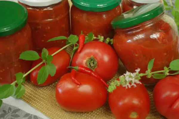 Pomidory krojone do słoików na zimę – domowe przetwory