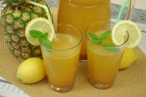 Rewelacyjna LEMONIADA z ANANASEM – pyszna i orzeźwiająca
