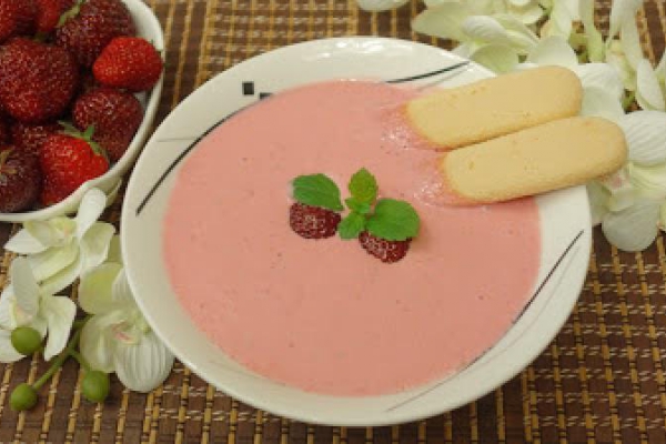 Chłodnik z truskawkami – idealny na upały