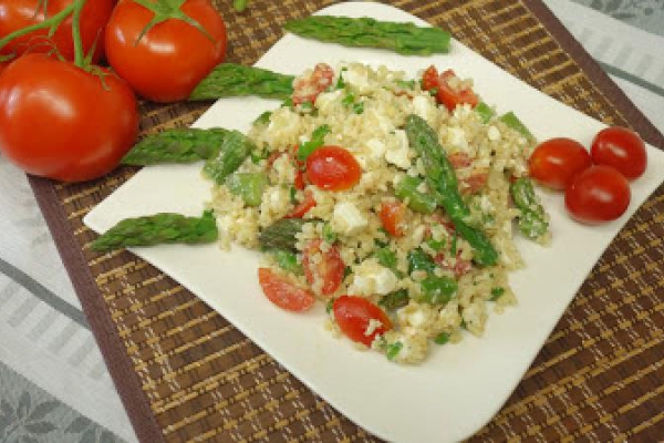 Pyszna sałatka ze szparagami i kaszą bulgur
