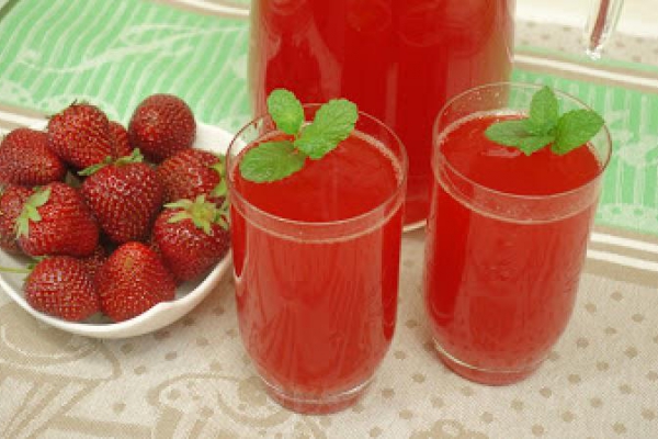 Kompot z truskawek i rabarbaru