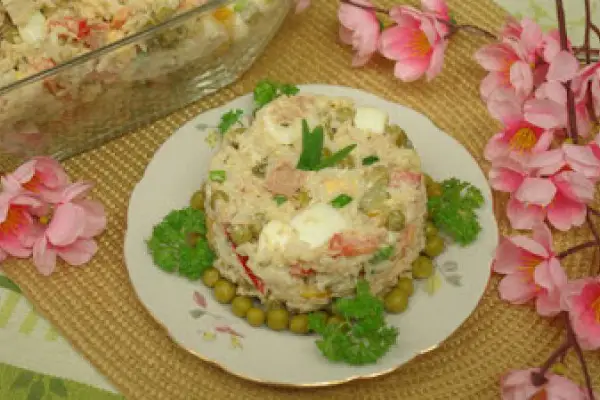 Pyszna sałatka ryżowa z tuńczykiem