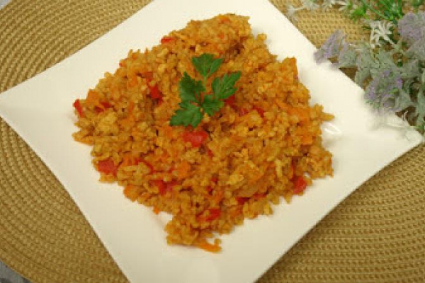 Danie jednogarnkowe z kaszą bulgur, warzywami i mięsem