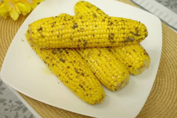 Kukurydza z masłem i ziołami pieczona w piekarniku