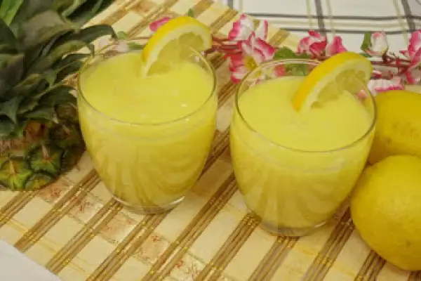 Koktajl z ananasem, imbirem i miodem – pyszny i zdrowy