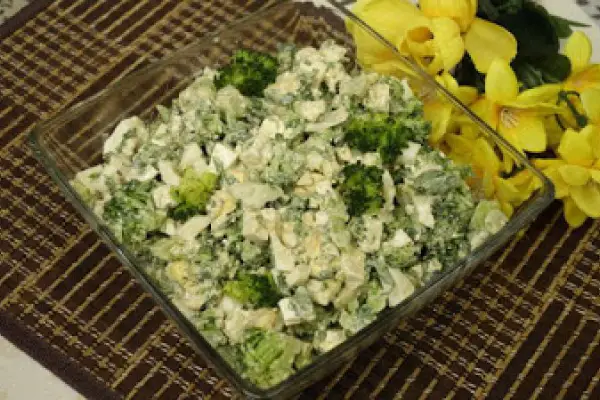 Sałatka z brokułem i twarogiem – smaczna i zdrowa