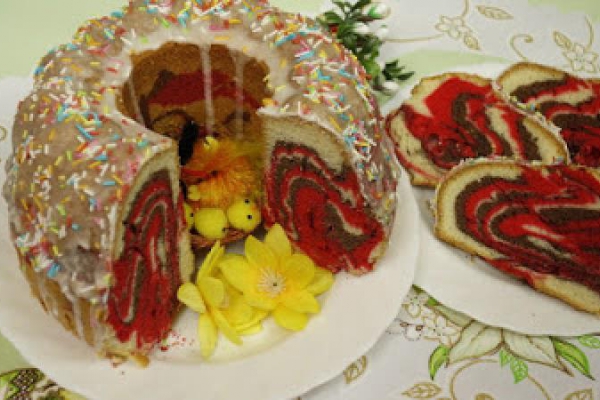 Kolorowa babka Wielkanocna – puszysta i pyszna