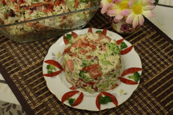 Sałatka z brokułem ryżem i salami – pyszna i prosta
