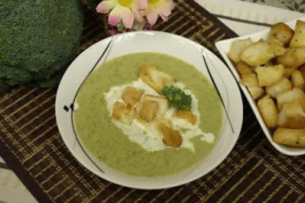 Zupa krem z brokułów z grzankami – pyszna i prosta zupa