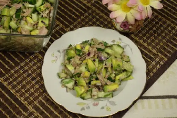 Sałatka z awokado i tuńczyka – prosta smaczna i zdrowa
