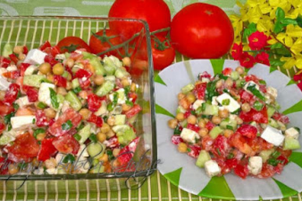 Przepis na Sałatkę z Cieciorką i Serem Feta – Prosta i Pyszna