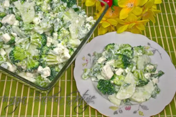 Zielona sałatka z brokułem, papryką i ogórkiem – pełna witamin