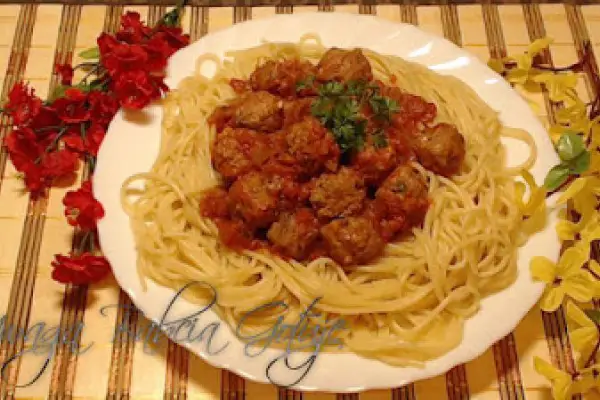Makaron z Klopsikami w Sosie Pomidorowym – Spaghetti