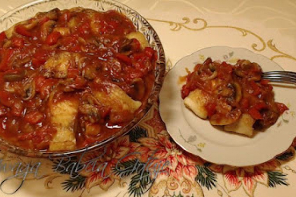 Pyszna Ryba z Pieczarkami i Papryką w Sosie Ketchupowym