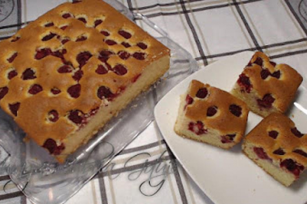 Proste i Puszyste Ciasto z Malinami