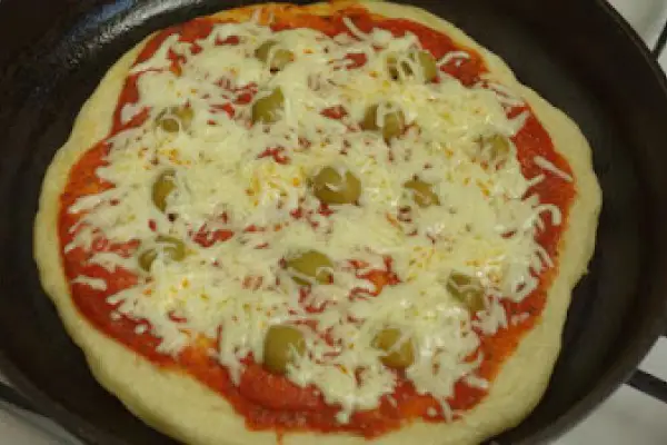 Pyszna pizza z patelni