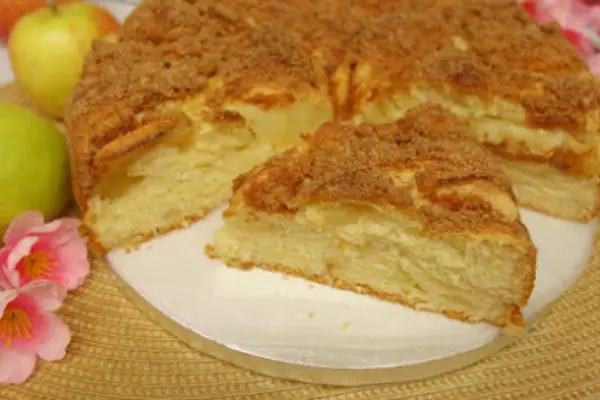 Ciasto drożdżowe z jabłkami – puszyste delikatne i bardzo smaczne – bez wyrabiania