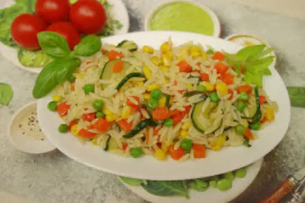 Makron orzo z warzywami idealny na lekki obiad kolacje lub do pracy - pyszna sałatka wegetariańska