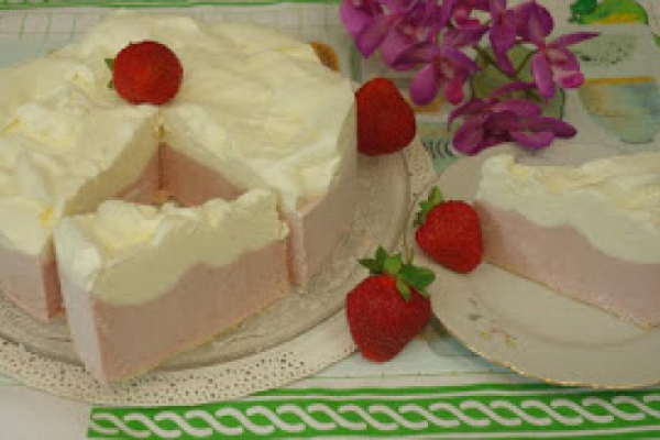 Tort lodowy truskawkowo-śmietankowy