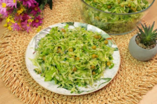 Zielona surówka z młodej kapusty – sałatka do obiadu lub na grilla