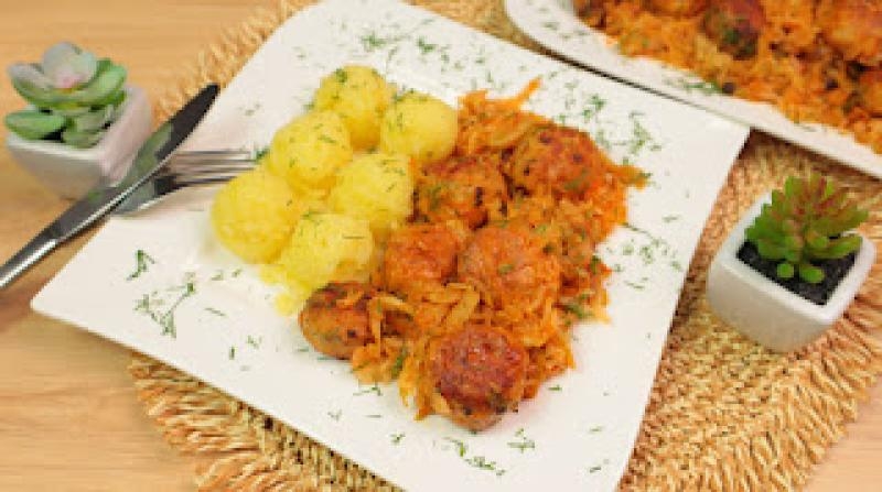 Młoda kapusta z klopsikami – pyszne danie obiadowe
