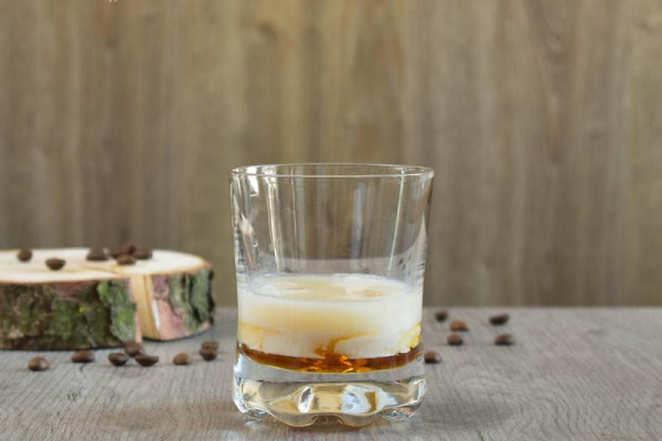 White Russian w parze z Black Russian - przepis na drinki z wódką po rosyjsku