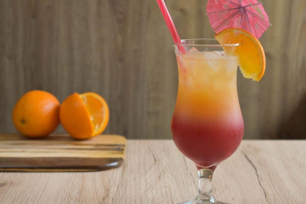 Sex on the beach - przepis na popularny drink i jego modyfikacje