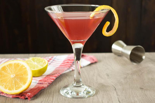 Cosmopolitan - przepis na popularny kobiecy drink