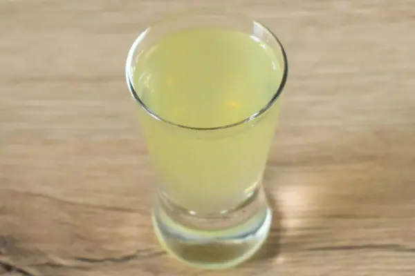 Cytryna i wódka - orzeźwiający shot z likierem cytrynowym