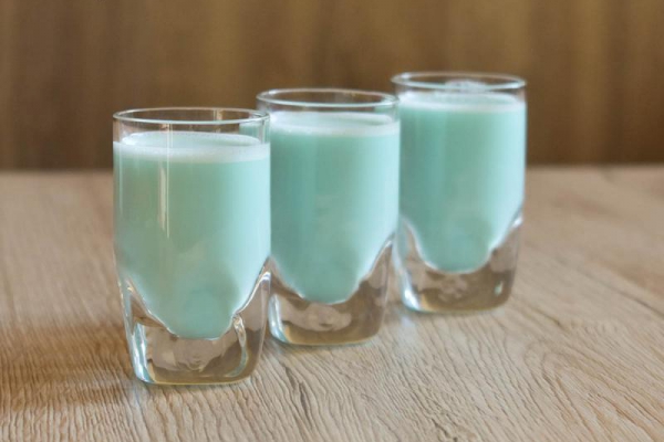 Smerfetka - przepis na kobiecy shot z malibu