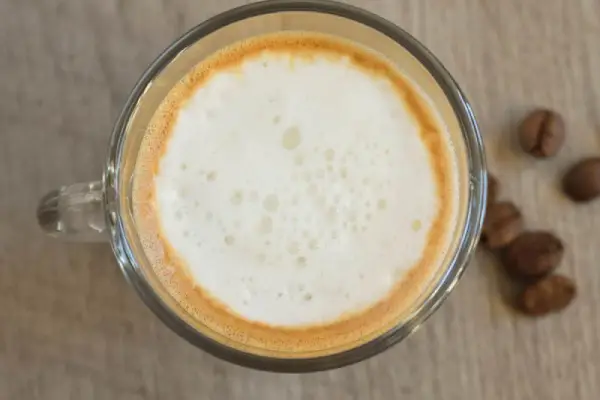 Espresso Macchiato - mała włoska kawa w przepisie z mlecznym kleksem
