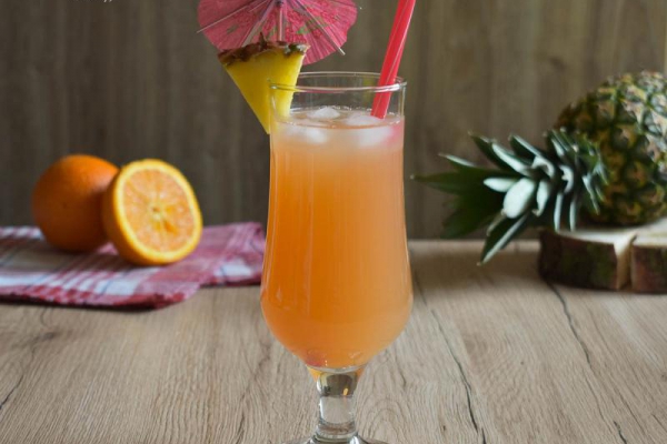 Zachód Słońca na Barbados - drink z malibu w kolorze zachodzącego słońca