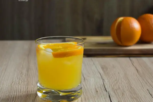 Mithering Bastard - drink z whisky w pomarańczowym barwach