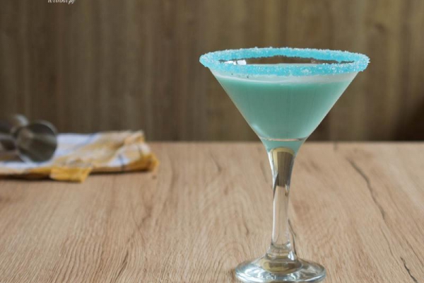 Smerfetka - przyjemny, kobiecy przepis na drink z nutką kokosa
