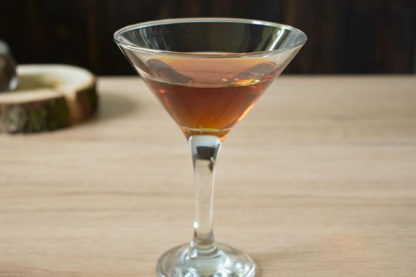 Revolver - przepis na drink o klasycznej kombinacji whisky z angosturą