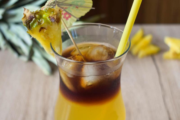 Malibu Surfer - drink o ciekawej mieszance malibu rum z Jagermeister
