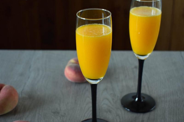 Bellini - przepis na puree z brzoskwini zmiksowane z szampanem Prosecco