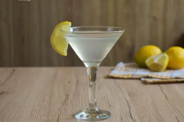 Martini z wódką i spritem - przepis na orzeźwiający drink