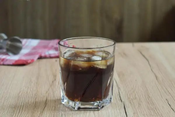 Mir - przepis na drink mocnej mieszanki whisky z wódką