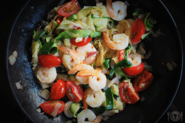 Cukiniowe tagliatelle z krewetkami i pomidorkami (Paleo, LowCarb)