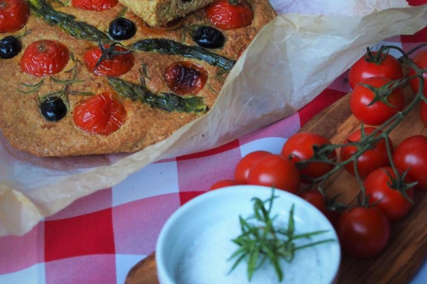 Keto focaccia ze szparagami i pomidorami (Paleo, LowCarb)