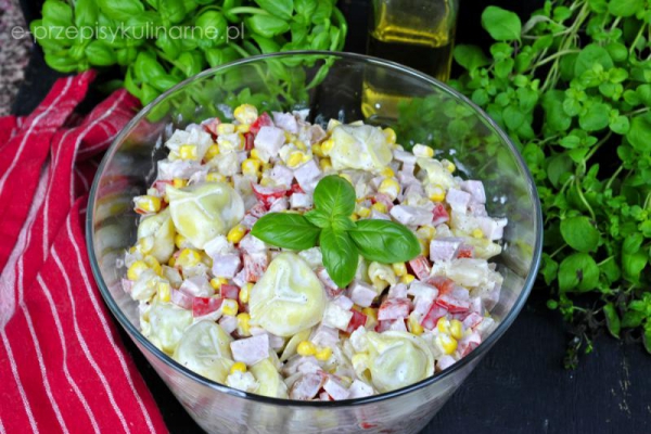 Sałatka z tortellini i ananasem – szybka i smaczna