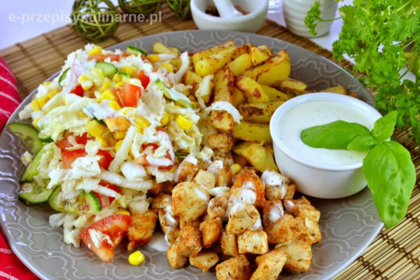Domowy gyros na talerzu z frytkami