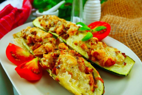 Cukinia faszerowana kurczakiem i pieczarkami