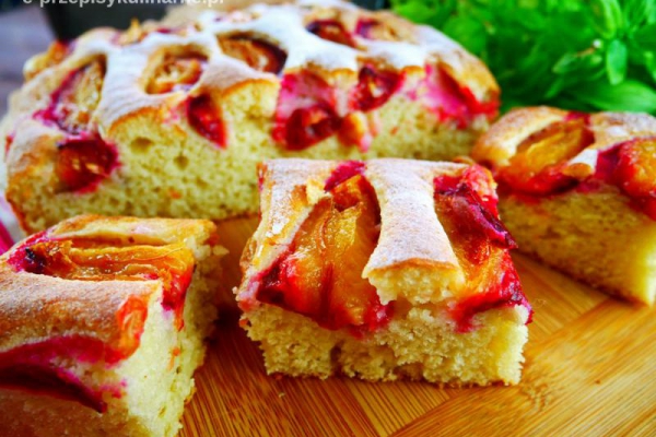Kokosowe ciasto jogurtowe ze śliwkami